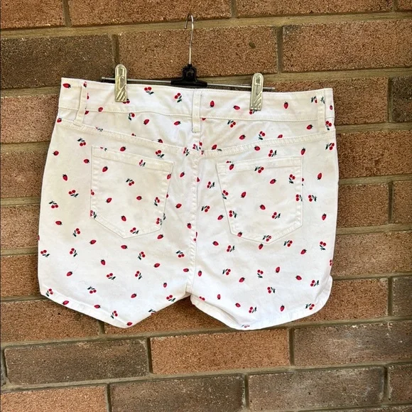 Torrid White and Red Jean Shorts with Strawberry Pattern Size 12 - Picture 5 of 7